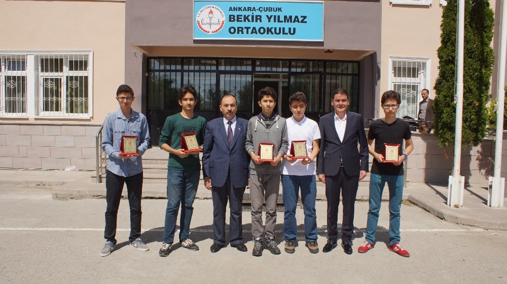 Muhtardan TEOG birincilerine plaket