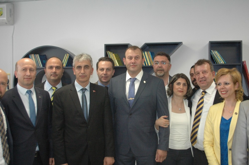Fenerbahçeli iş adamlarından ortaokula kütüphane desteği