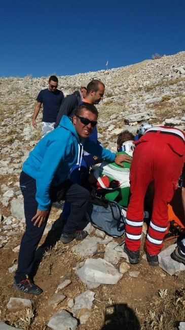 Alman paraşütçü 50 metreden yere çakıldı