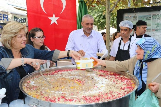 İki pazarda 7 bin kişilik aşure dağıtıldı