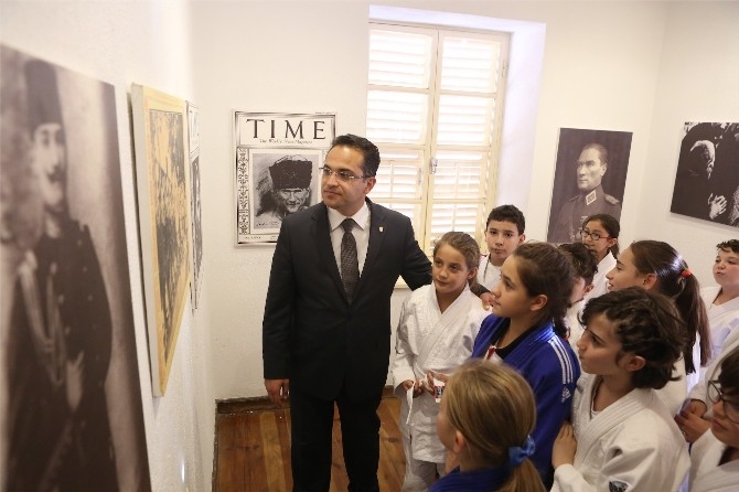 Bornova’daki fotoğraflarla Atatürk sergisine yoğun ilgi