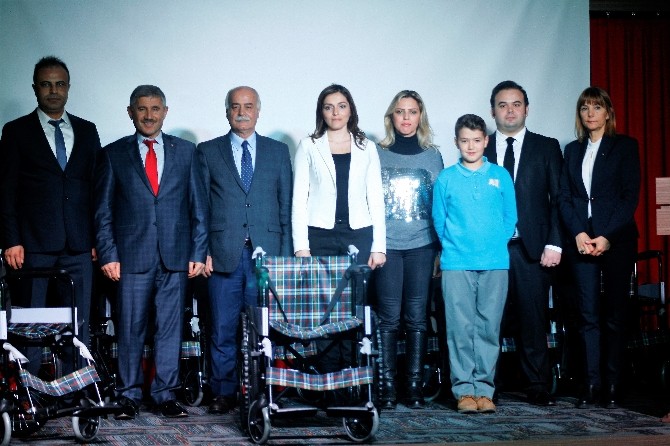 Öğrenciler 11 engelli vatandaşa tekerlekli sandalye aldı
