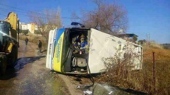 Bucaspor Futbol Akademisi’nin öğrencilerini taşıyan otobüs devrildi
