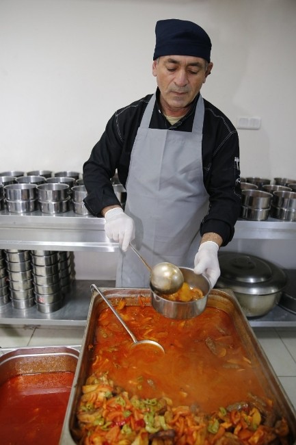 Konak’ta hem karınları, hem gönülleri doyuran hizmet