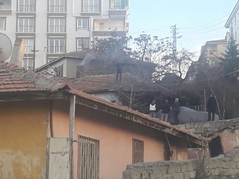 Polisten kaçıp çatıya çıkan şahıs 4 saatte ikna edilerek aşağı indirildi