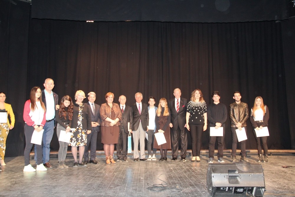 Genç ressamlar eserleriyle İzmir’i anlattı