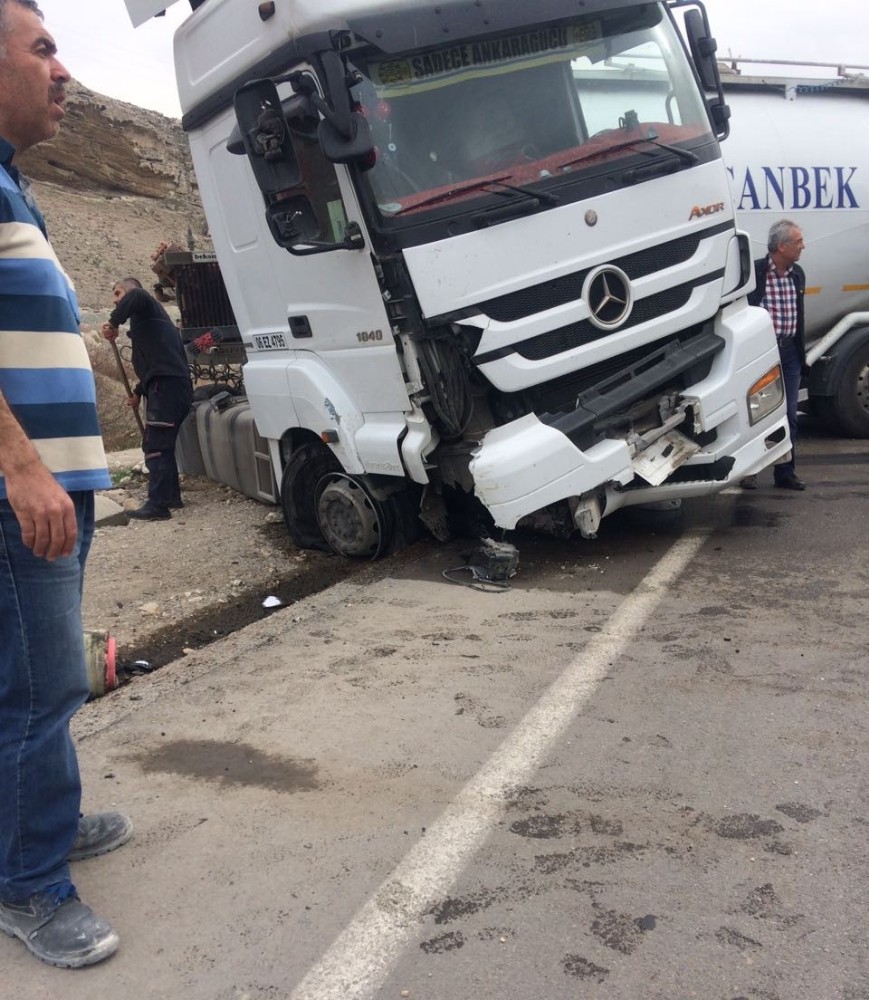 Tekeri patlayan tır kayalıklara çarptı