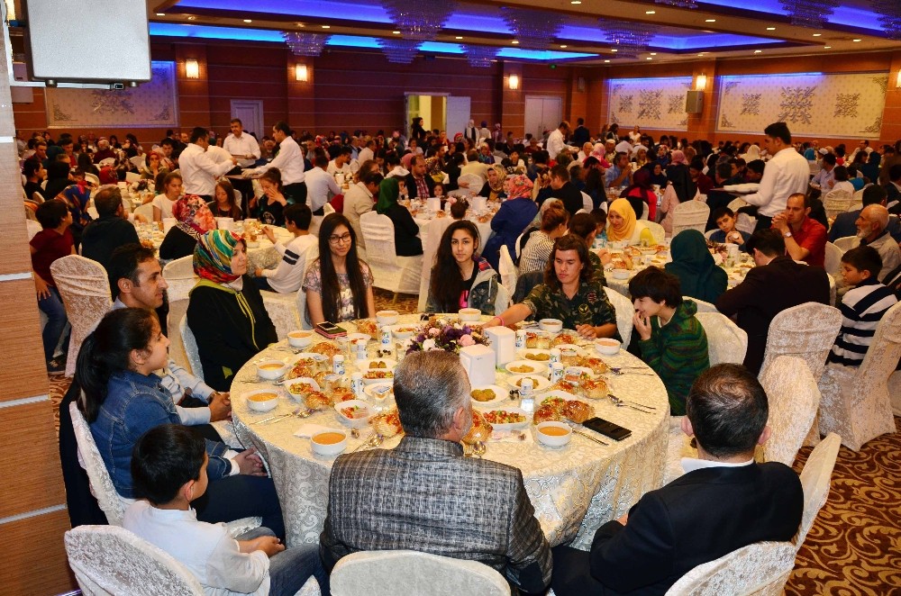 Başkan Çetin şehit aileleri ile gazileri iftarda ağırladı