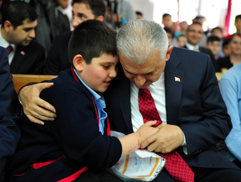 Başbakan Yıldırım öğrencilere karnelerini dağıttı
