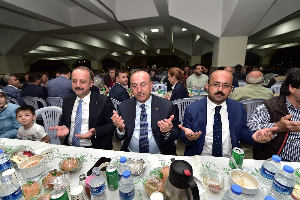 Bakan Çavuşoğlu iftarda Mamaklılarla buluştu