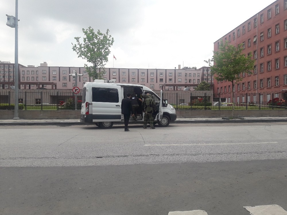 Eski Başbakanlık binasındaki şüpheli çanta polisi alarma geçirdi