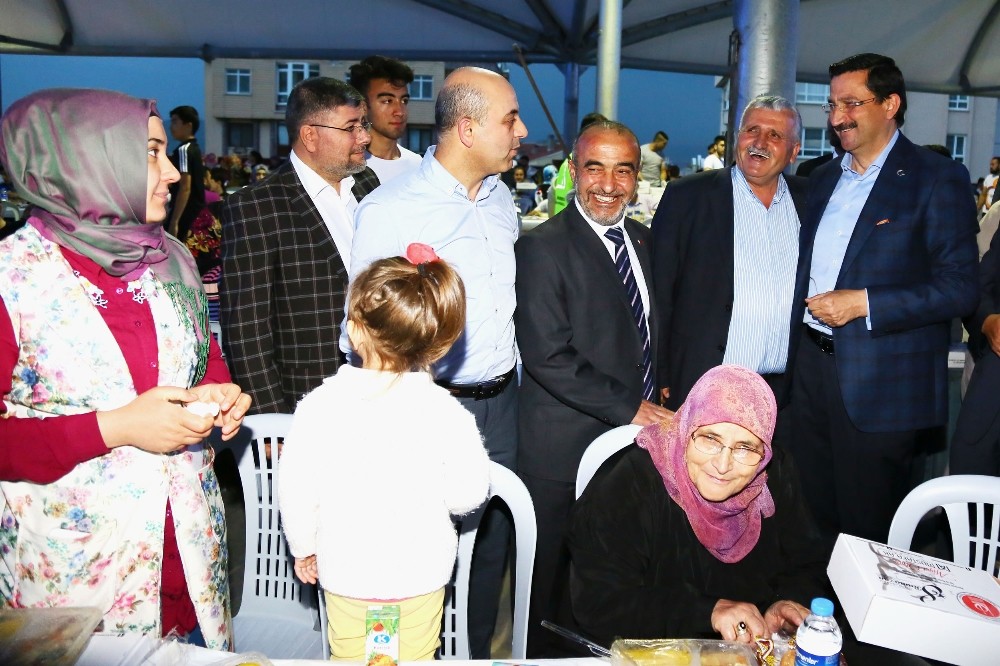 Keçiören Belediyesi Bademlik’te Ramazan sofrası kurdu