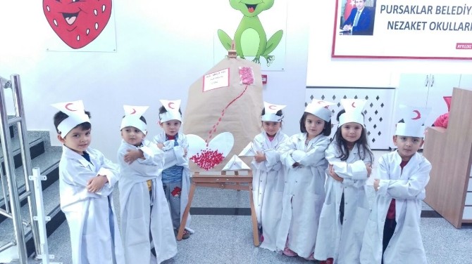 Nezaket Okullarında Kızılay eğitimi