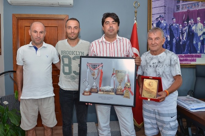 Foça Masterler Manisa’yı yendi, Başkan Demirağ’ı ziyaret etti