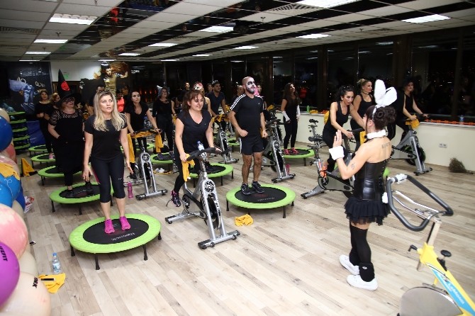 Cadı olup spor yaptılar, kalori harcadılar