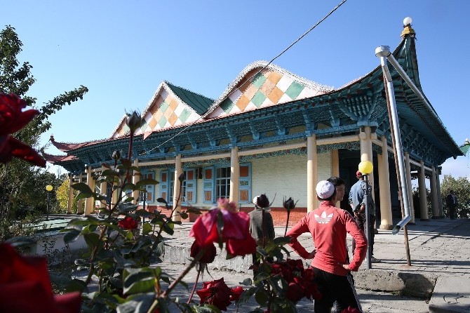TİKA, Kırgızistan’daki tarihi Dungan Camii’nin çevre düzenlemesini yaptı
