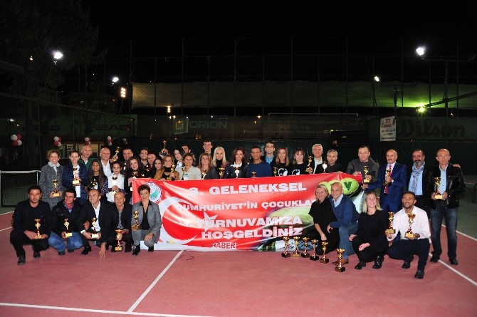 Tenisçilerden tıp öğrencilerine 40 bin TL