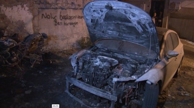 İzmir’de aynı mahallede 2 motosiklet ve 1 otomobil ateşe verildi