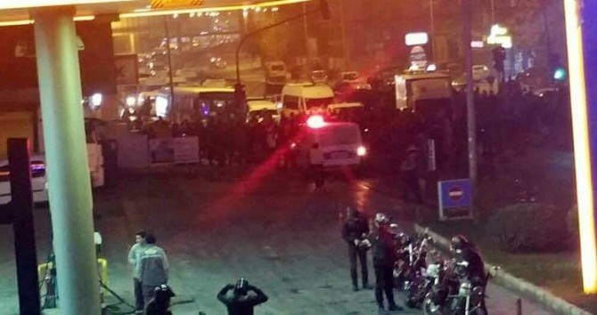 Otomobil yayaya çarptı, kızgın vatandaşlar yolu kapadı: 1 ağır yaralı