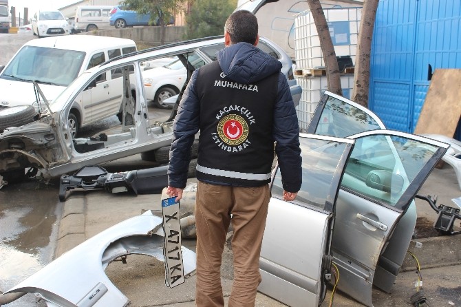 Gümrük Muhafaza ekipleri parçalanmış 3 yabancı plakalı lüks araç ele geçirdi