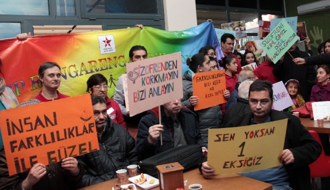 Çengel Kafeli gençler ‘Biz Hep Rengarenk’ dedi