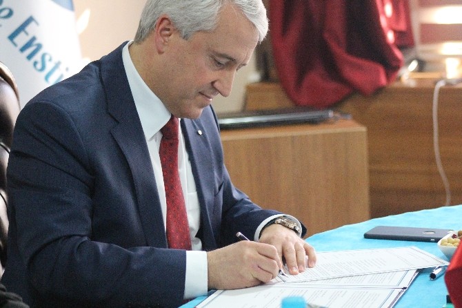 Yunus Emre Enstitüsü ile Anadolu Üniversitesi arasında Eğitim İş Birliği Protokolü
