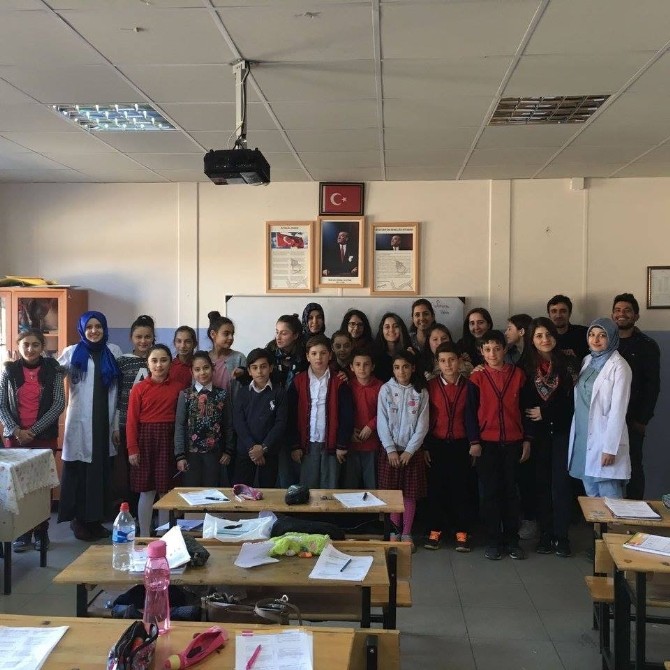 Gönüllü gençlerden köy okuluna ziyaret
