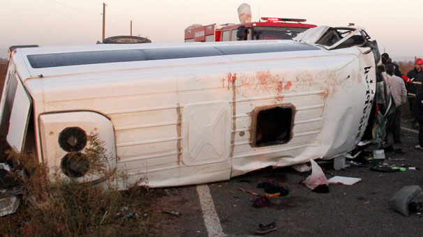 Minibüs ile otomobil kafa kafaya çarpıştı: 2 ölü, 18 yaralı