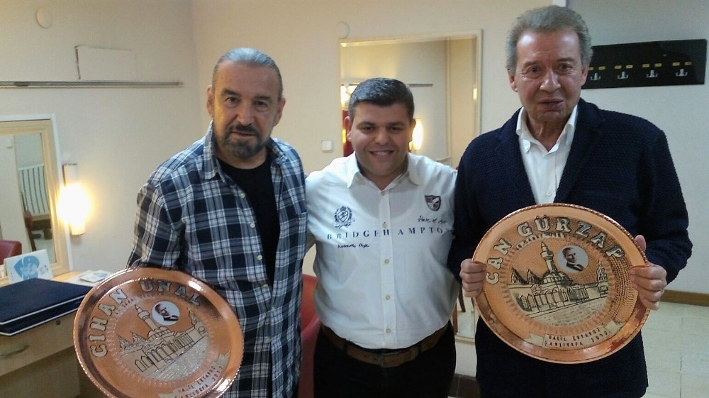 Turizm elçisinden tiyatro oyuncularına anlamlı hediye