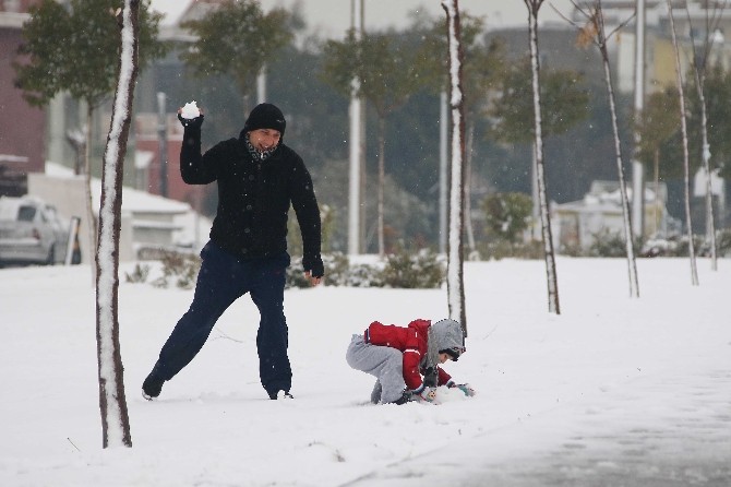 Bayraklı beyaza büründü
