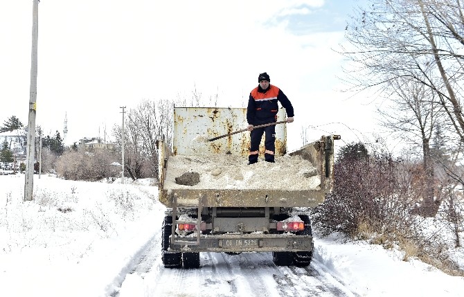 Mamak’ta kar ve buz mesaisi devam ediyor
