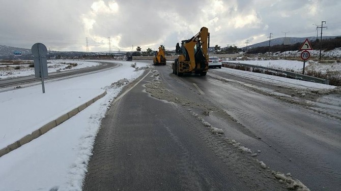 Çeşme’de ilk kez iş makineleri yol açtı, tuzlama yapıldı
