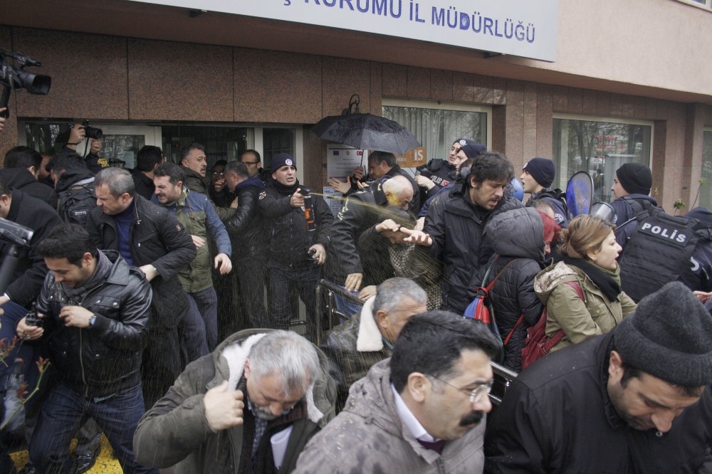 Toplu halde İŞKUR binasına girmek isteyen gruba polisten müdahale