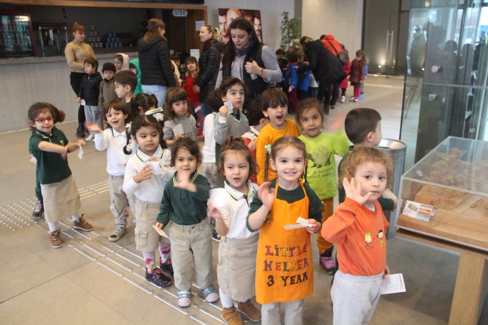 Bergamalı minikler kukla gösterileri ile eğlendi