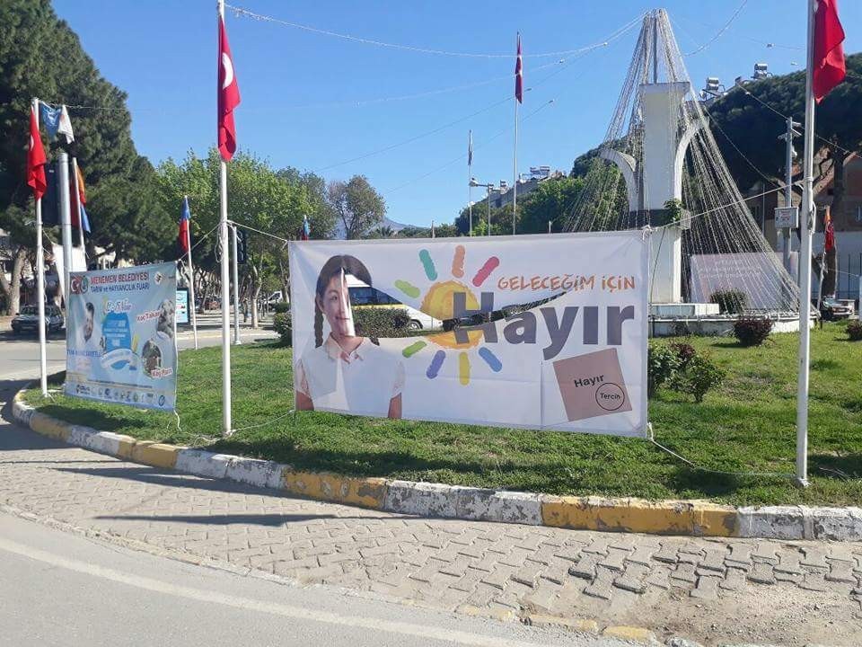 Ödemiş’te ‘Hayır’ pankartlarına saldırı