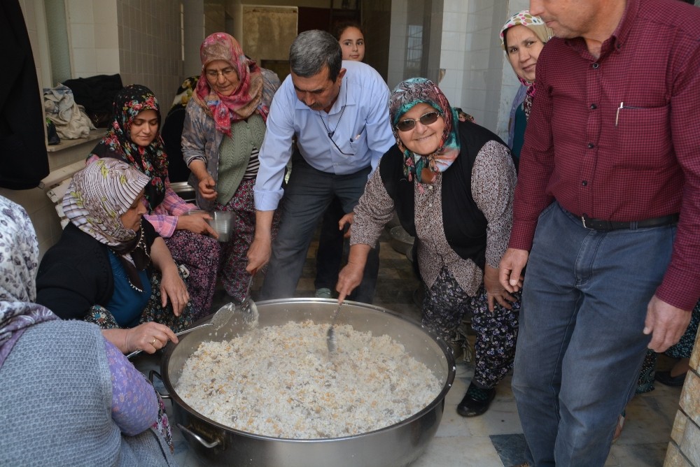 Aliağa’da şehitler için köy hayrı yemeği