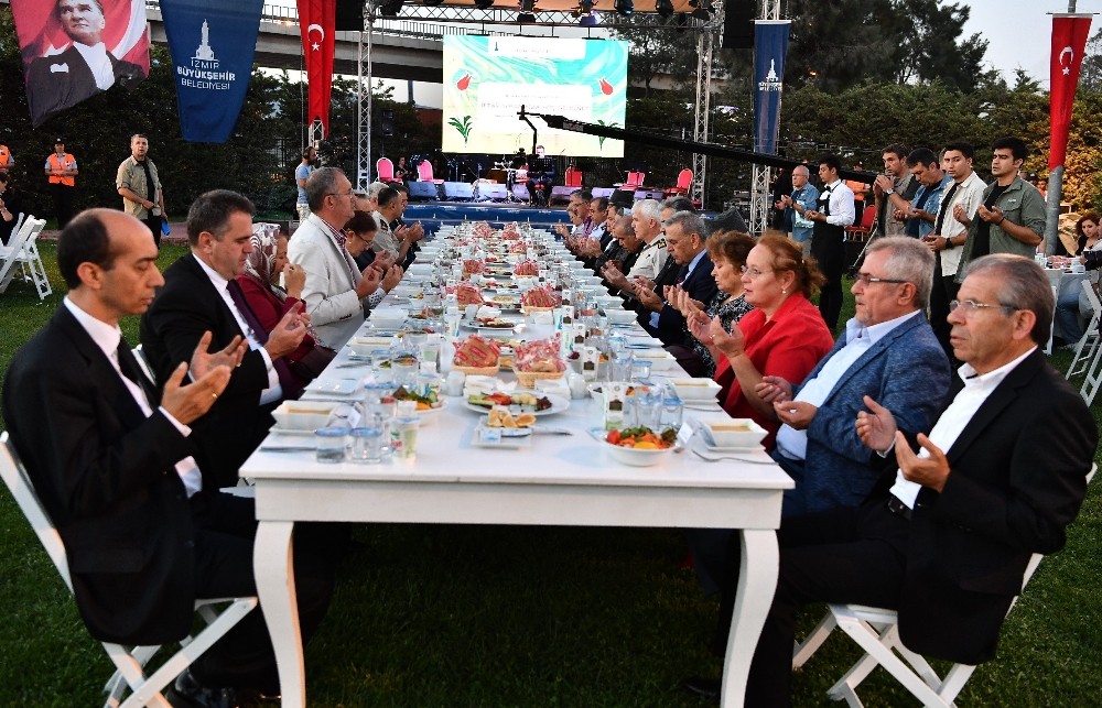 İzmir’de şükran buluşması