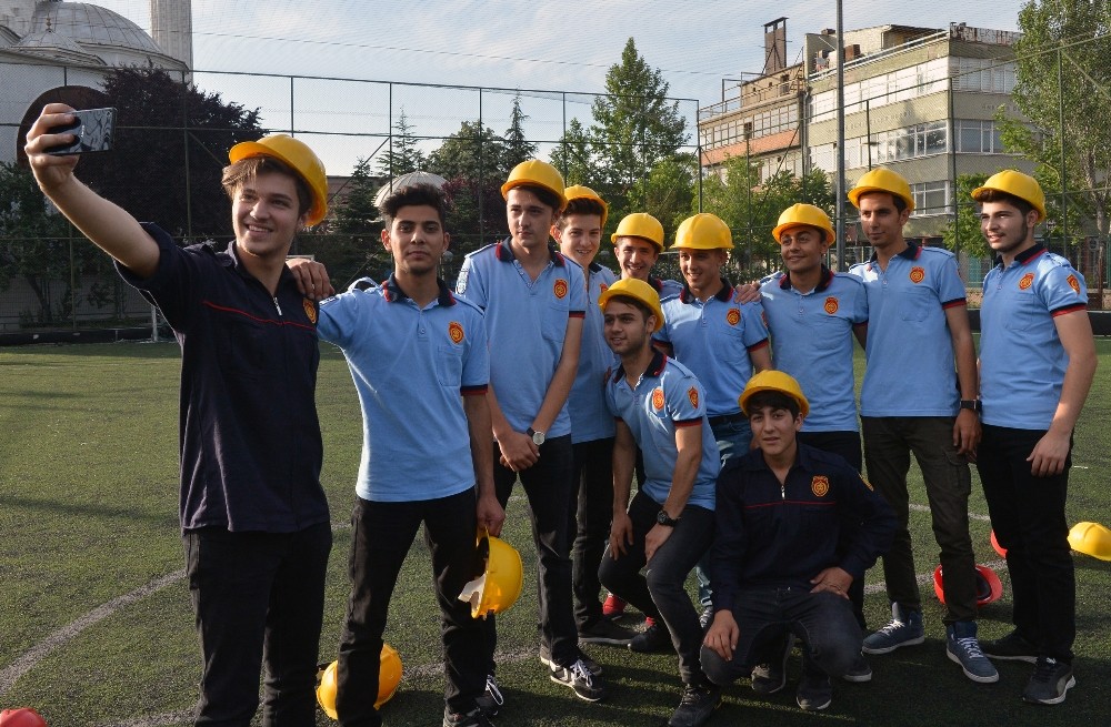 İtfaiye lisesi öğrencilerinin mezuniyet coşkusu