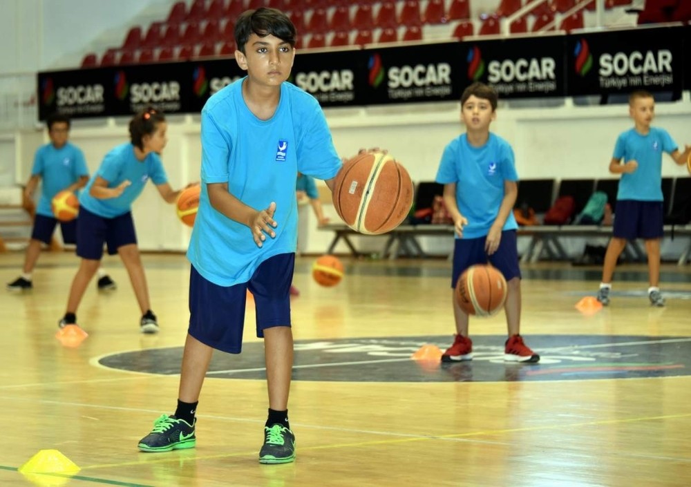 Aliağalı çocuklar spor yaparak eğleniyor