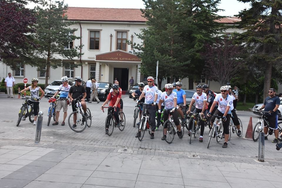 Şehitler için pedal çeviren bisikletçiler Kızılcahamam’da