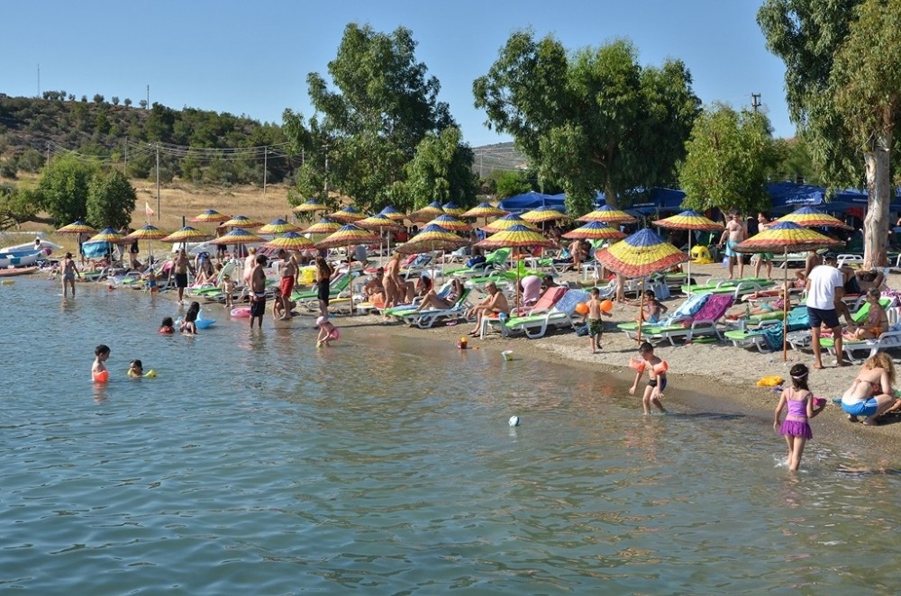 Foça’nın mavi bayraklı plajları tatilcilerin gözdesi