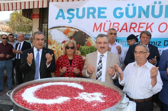 Büyükşehir Karaköy’de binlerce kişiye aşure dağıttı