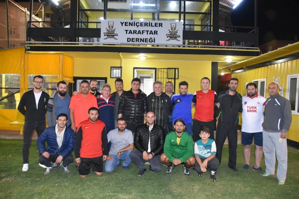 Yeniçeriler Taraftar Derneği’nin binası dostluk maçıyla açıldı