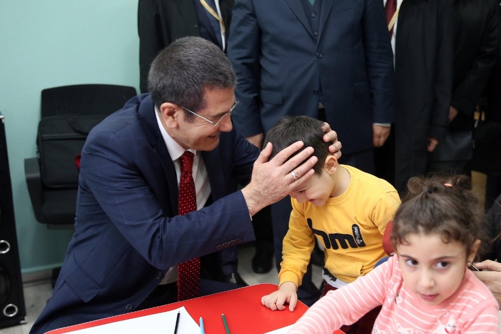 Bakan Canikli, Batum’da öğrencilerle sohbet etti