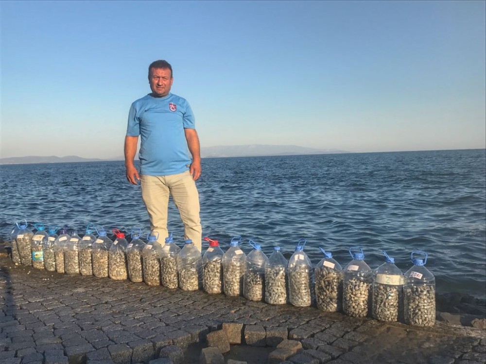 (Özel haber) Balık değil kurşun avlıyor