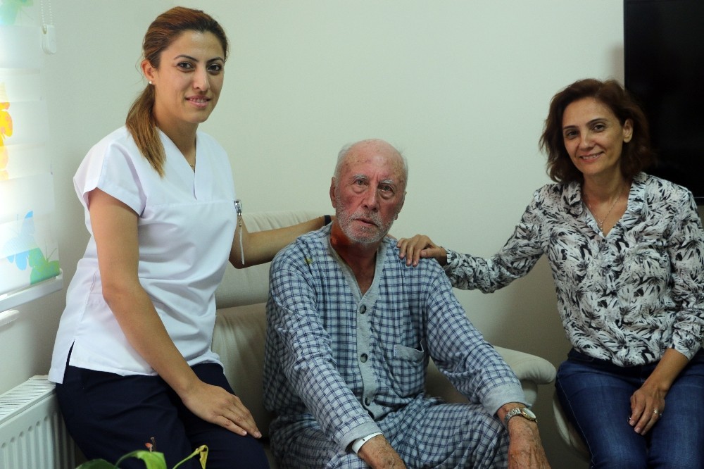 80’lik Ahmet amca şarkılarıyla hastalara moral veriyor