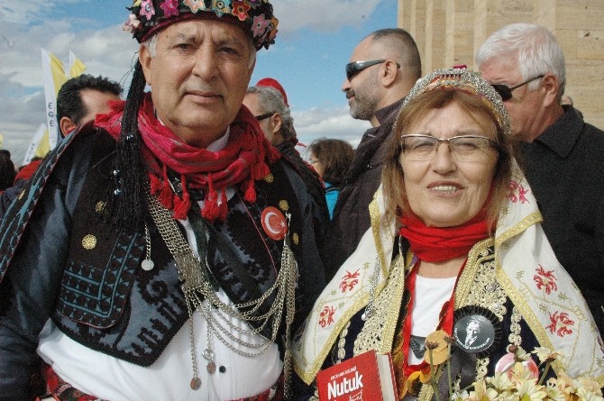 Ata’nın mozolesine çiçekler Zübeyde Anne’den geldi
