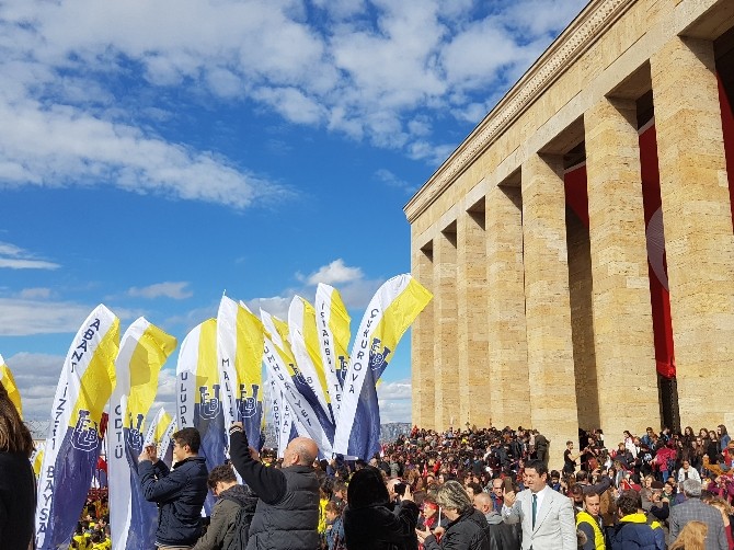 Anıtkabir sarı-laciverte büründü