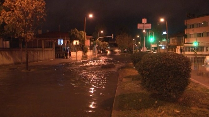 İzmir’de sağanak yağmur sonrası araçlar yollarda mahsur kaldı