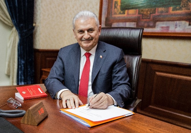 Başbakan Yıldırım’ın Anayasa Değişikliği teklifini imzalamasının fotoğrafı paylaşıldı